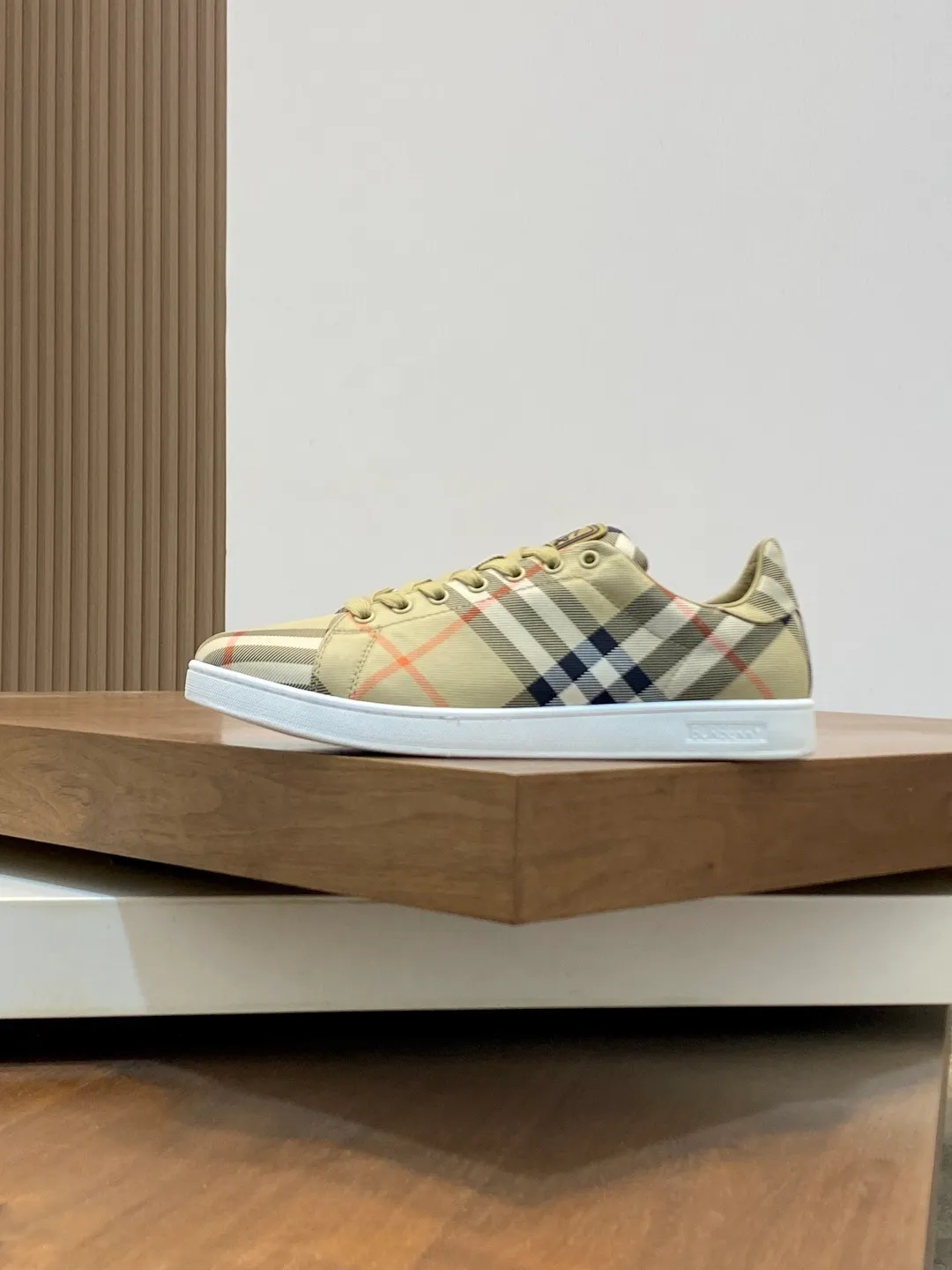 Men's men's shoes 💰400【New style】⛺️⛺️𝐁𝐔𝐑𝐁𝐄𝐑𝐑𝐘# Burberry's new war horse plaid casual sneakers, new terrace casual sneakers·Burberry's classic elements, super comfortable shoes··Knight blue anti-slip soles Finally I saw the latest diagonal plaid sneakers, the color is really nice and can be worn with any kind of sneakers. The sneakers are made of cotton blended fabric. Crafted in an Italian workshop, it features a worsted Burberry check pattern. Featuring a mesh lining and checkered laces, the rubber sole features the archive Burberry monogram. From Burberry's iconic collection, these wardrobe staples are interpreted with the brand's signature style. The round toe is embellished with the Equestrian Knight logo (EKD) label on the tongue. The leather insole is embellished with the Burberry letter logo on the sole. Size: 38-44 (customized for 45 and 46)